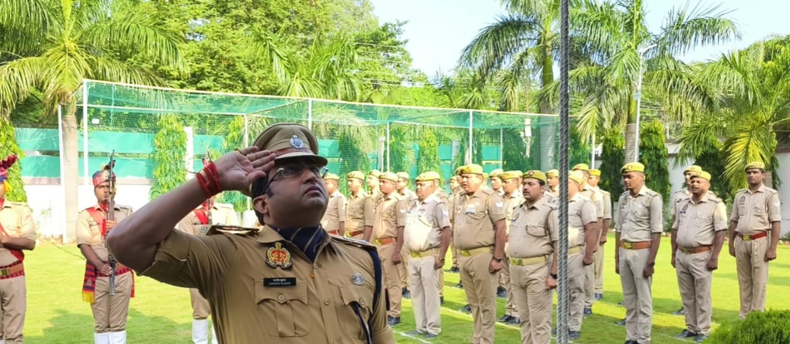 पुलिस लाइंस में तिरंगे को सलामी देते एसपी संदीप मीना। स्रोत-पुलिस