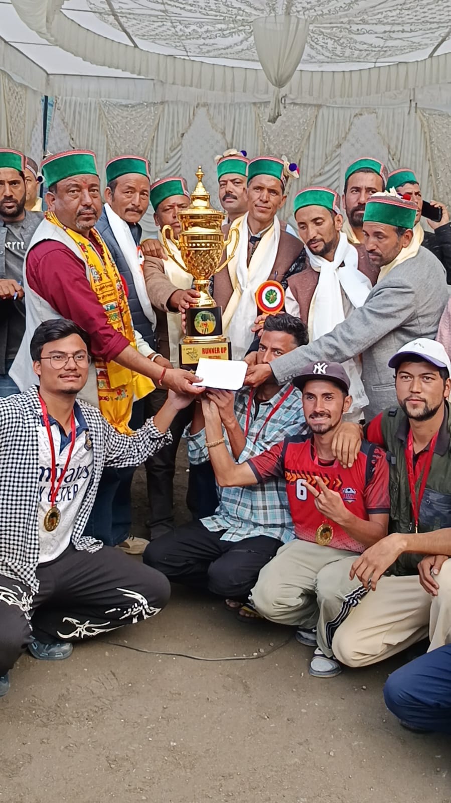 पानवी में स्वतंत्रता दिवस के उपलक्ष्य पर आयोजित बॉलीबाल प्रतियोगिता के विजेता टीमों को सम्मानित