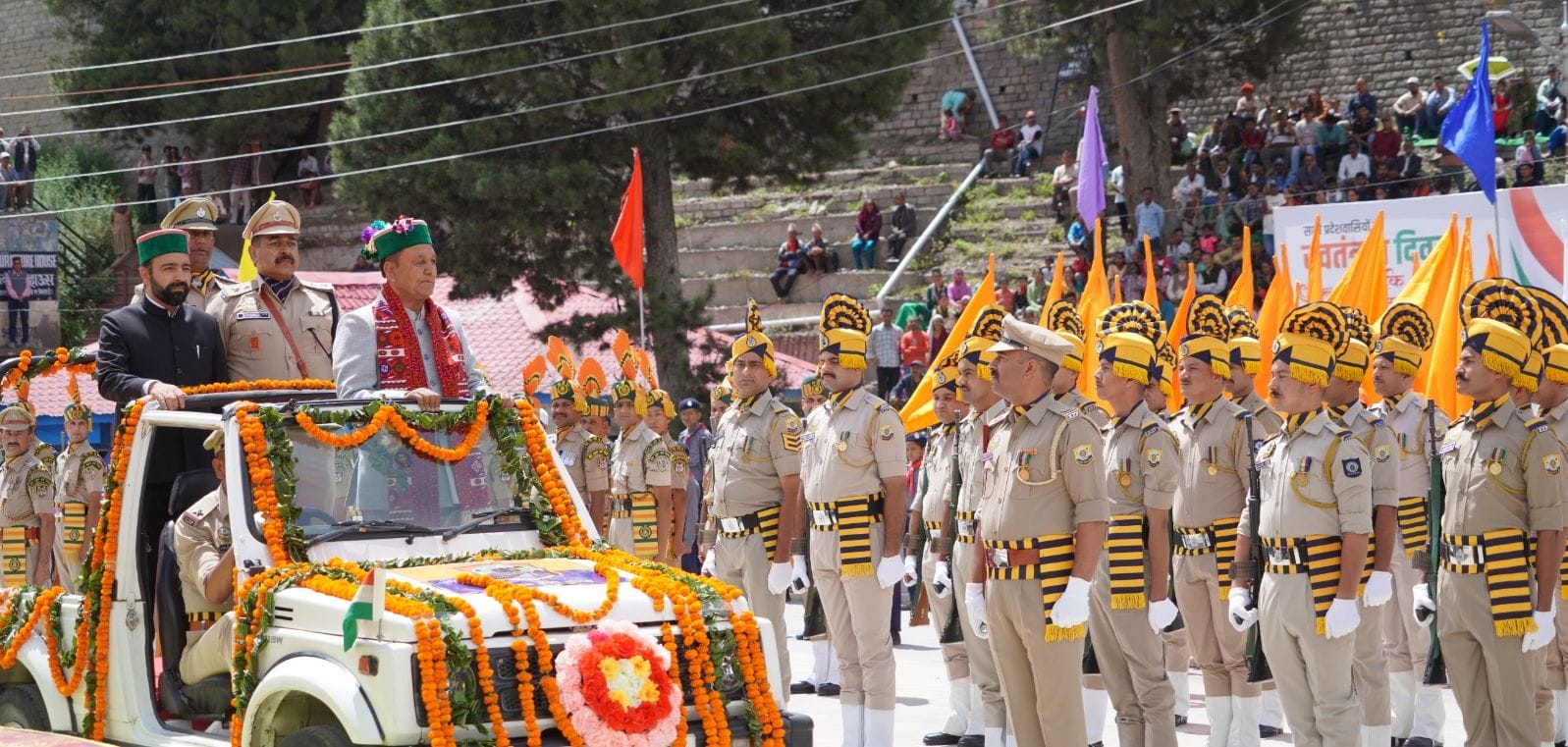 रिकांगपिओ में जिलास्तरीय स्वतंत्रता दिवस पर परेड का निरीक्षण करते मंत्री जगत सिंह नेगी। स्रोत :