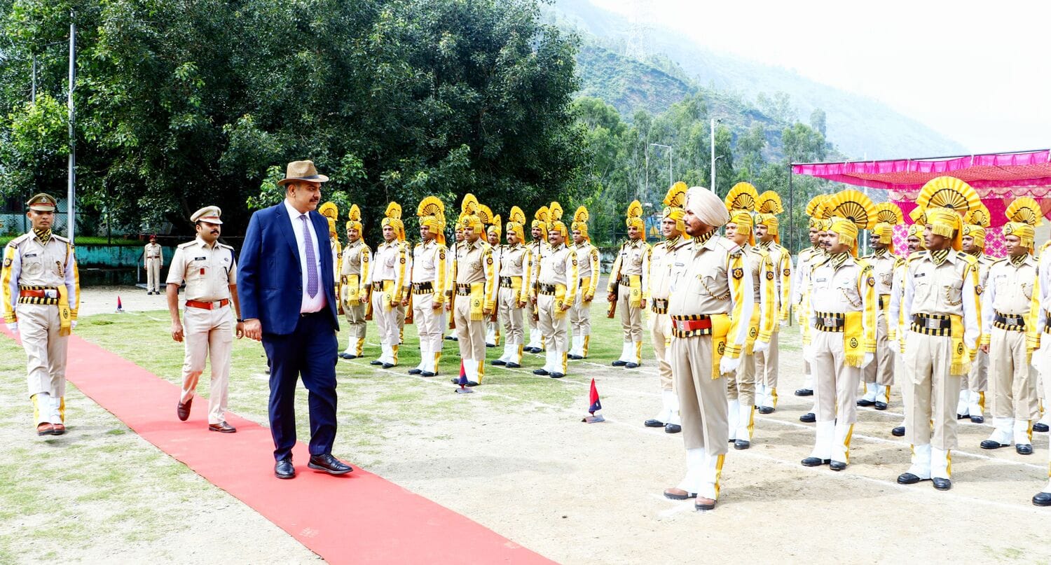 रामपुर परियोजना में स्वतंत्रता दिवस पर परेड का निरीक्षण करते परियोजना प्रमुख विकास मारवाह। स्रो