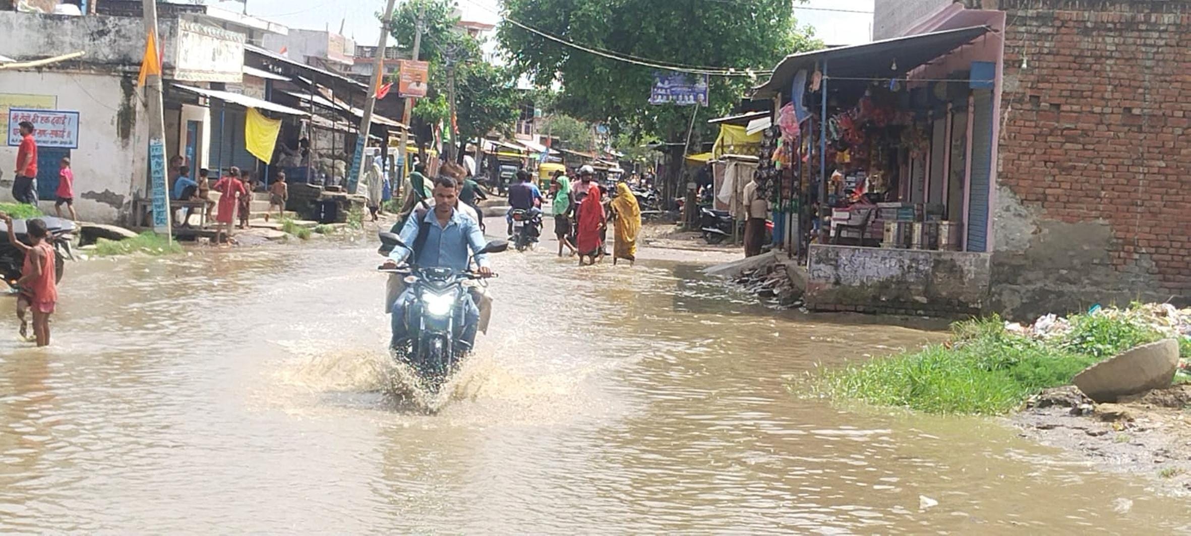  रिसिया के नर्सिंगडीहा बाजार में बारिश के बाद भरा पानी।