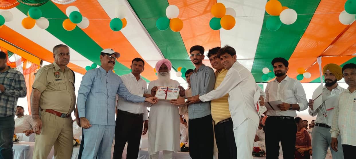 MLA Jarnail hoisted the Tricolour after paying tribute to the martyrs