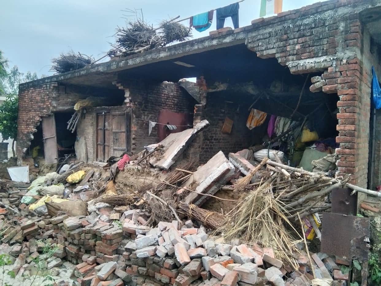 Wall collapsed in the rain, elderly woman injured under the debris