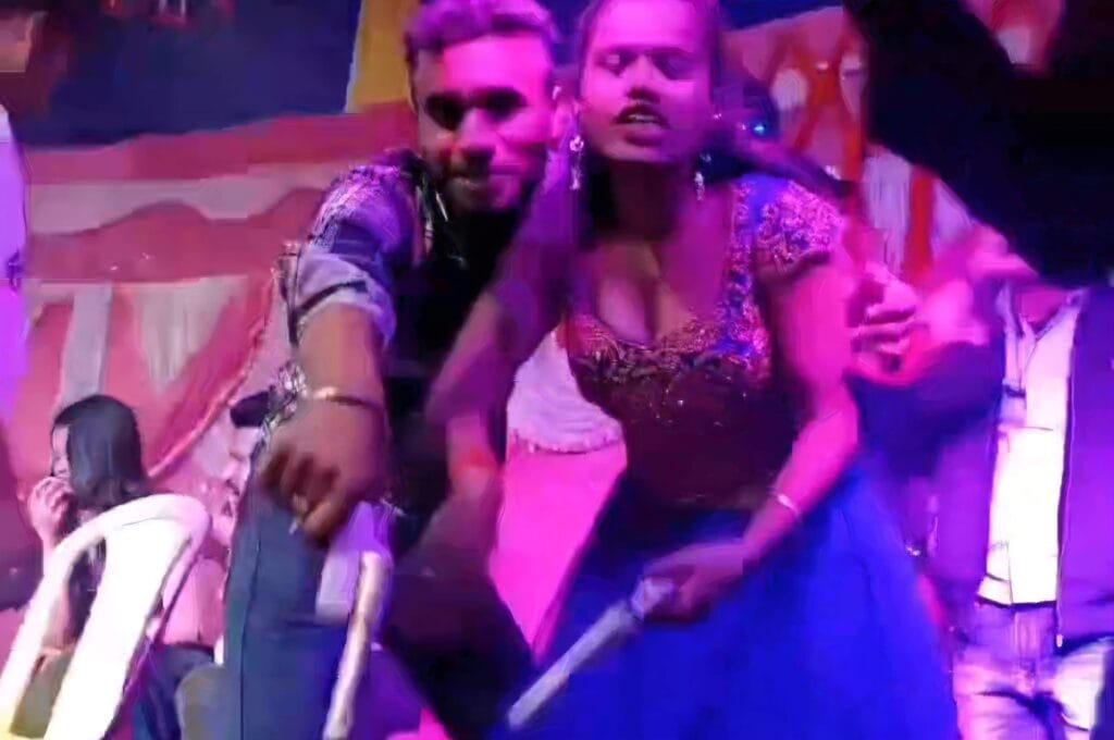 Bihar News: स्टेज पर हथियारों का कथित प्रदर्शन! नर्तकी के साथ दो कट्टे लेकर डांस करने के मामले ने पकड़ा तूल