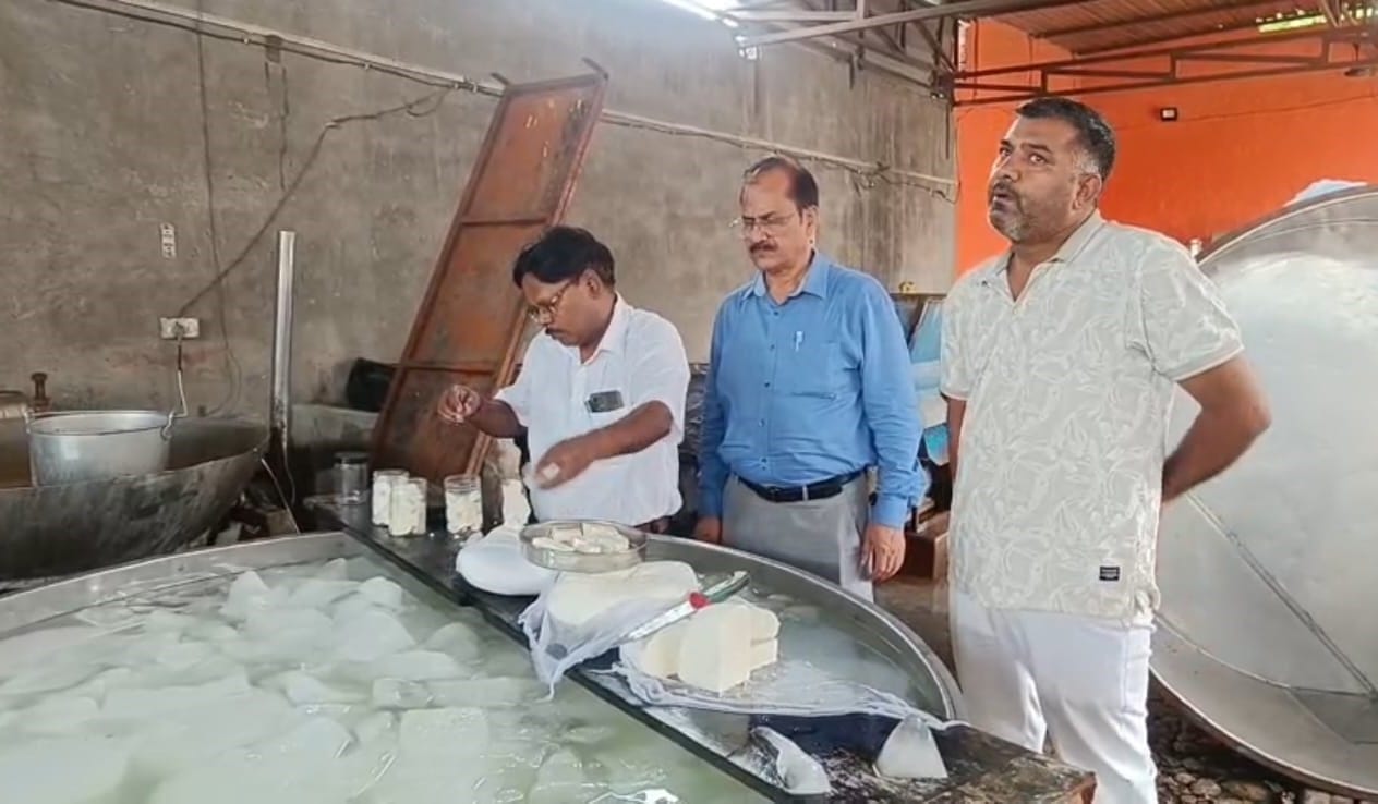 शिकारपुर स्थित डेयरी पर पनीर की जांच करते खाद्य विभाग के अधिकारी। स्रोत: विभाग