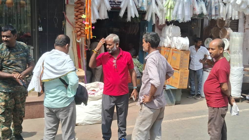 Muzaffarpur Bihar news : young dead body found at baba garib nath road in suspicious circumtance police