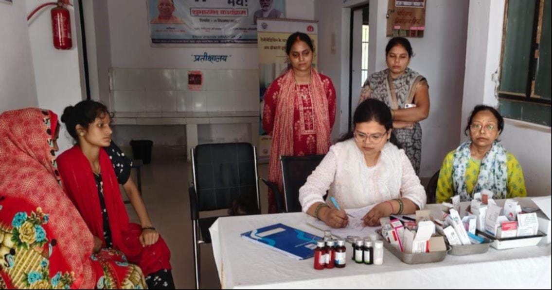 देवापसिया व पिपरी पीएचसी में इलाज करतीं डाॅक्टर। -संवाद