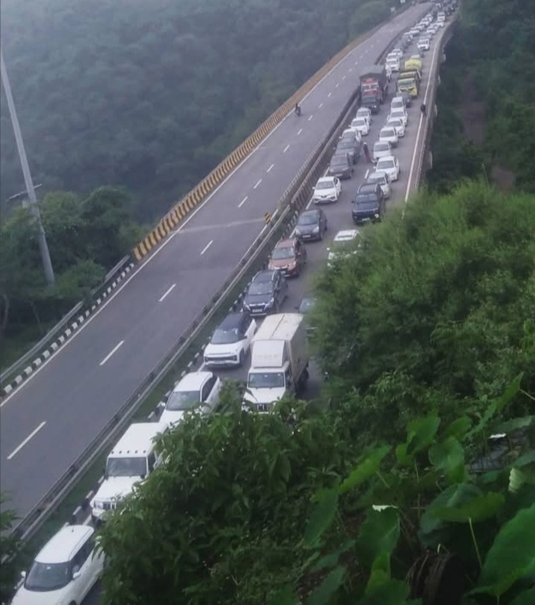 Solan News: स्वतंत्रता दिवस और वीकेंड पर शिमला मार्ग गुलजार,परवाणू टोल प्लाजा पर लगा लंबा जाम