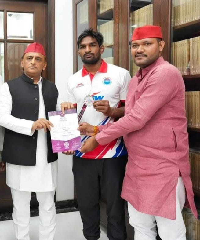 युवा पहलवान सौरभ को सम्मानित करते पूर्व मुख्यमंत्री अखिलेश यादव। स्वयं