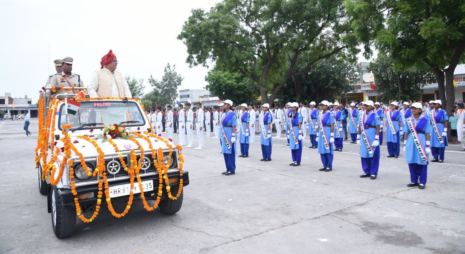 16जेएनडी07: स्वतंत्रता दिवस समारोह में मार्च पास्ट करते हुए मुख्यातिथि सांसद संजय भाटिया। संवा