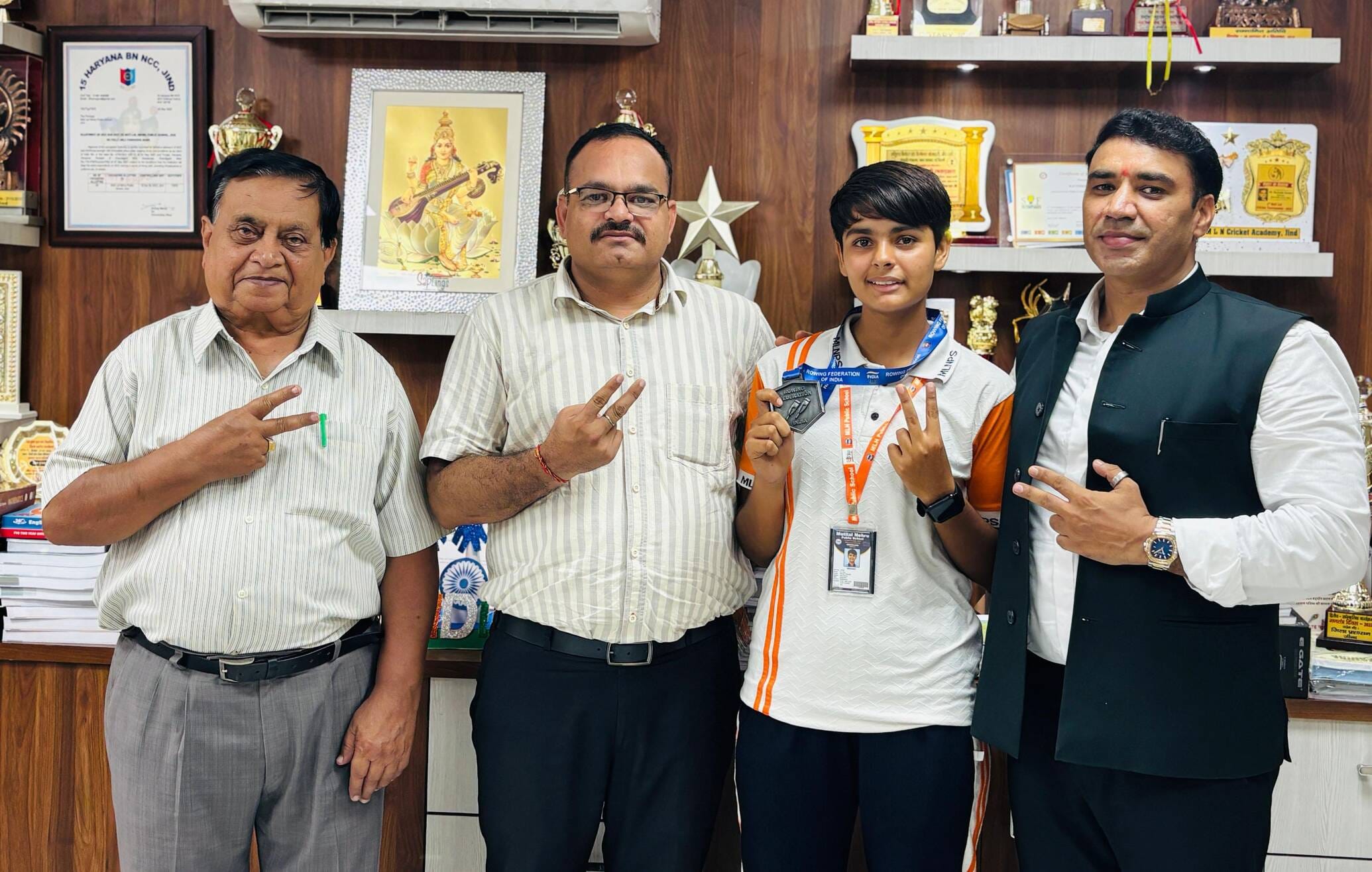 16जेएनडी21: रोइंग खिलाड़ी मन्नत को स्कूल में पहुंचने पर प्राचार्य व प्रबंध समिति सम्मानित करते