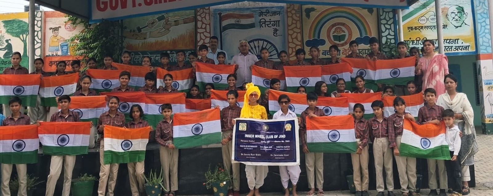 16जेएनडी26: क्लब के सदस्य स्कूल में बच्चों को तिरंगा वितरित करते हुए। स्रोत: संगठन
