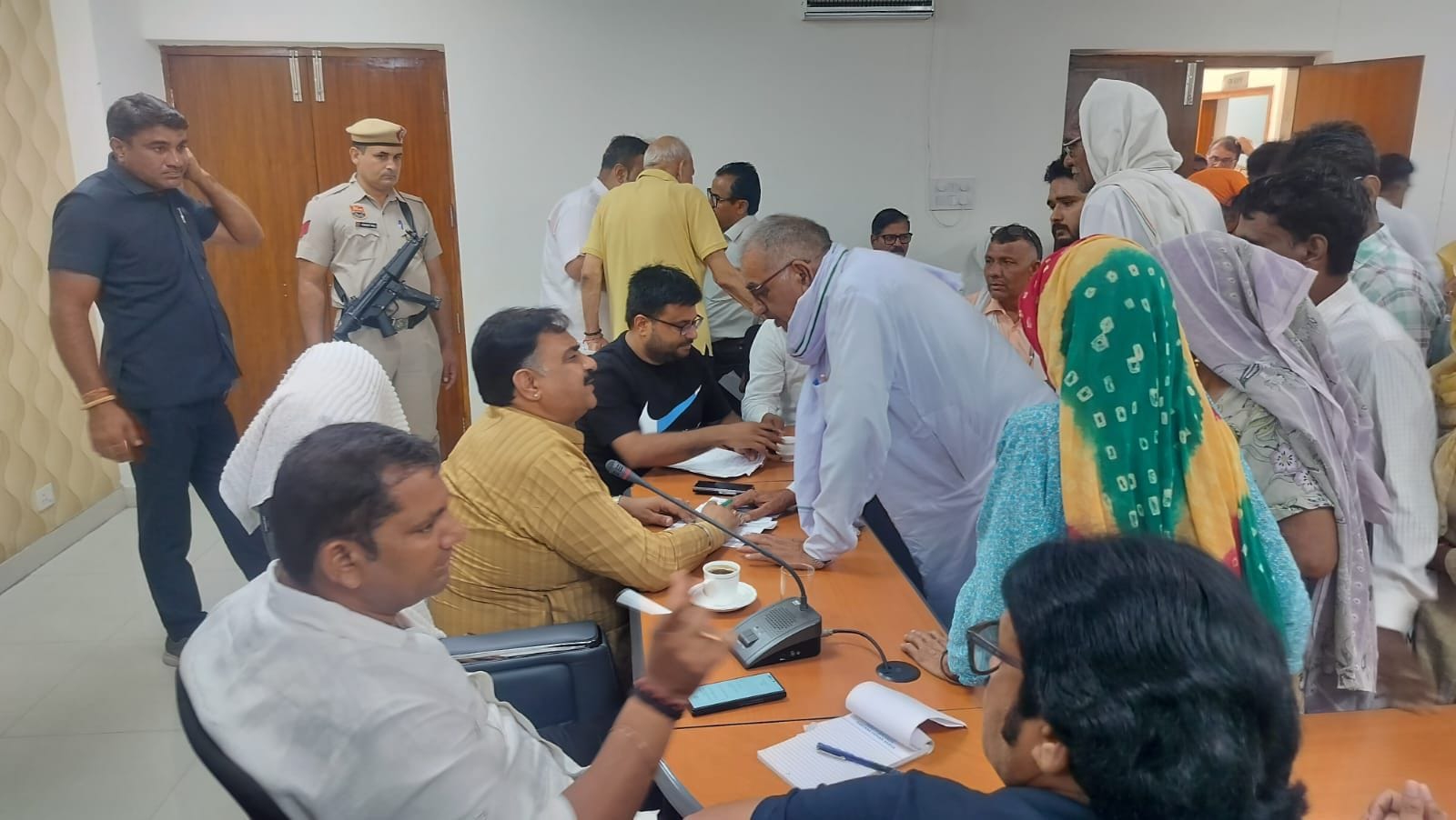 16जेएनडी29: विश्राम गृह में जनसुनवाई करते हुए डिप्टी स्पीकर डॉ. कृष्ण मिड्ढा। संवाद