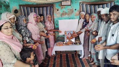 20-रोहतक के खरावड़ में वेटरन धन सिंह मलिक की पत्नी करतारी देवी को श्रद्धांजलि देते परिजन व ग्रा