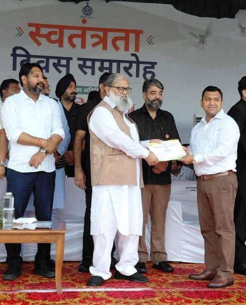 अंबाला सिटी में जिला स्तरीय कार्यक्रम के दौरान लोक निर्माण विभाग के कार्यकारी अभियंता को सम्मा