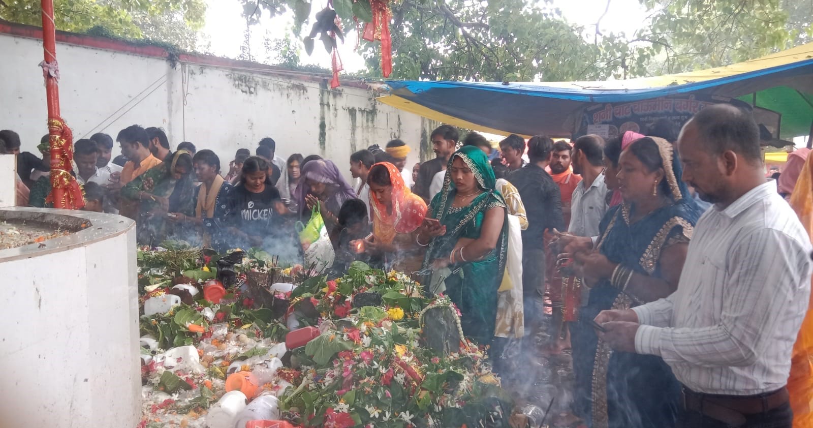 अकबरपुर के शिवबाबा धाम में नाग पंचमी के अवसर पर सोमवार को भगवान भोलेनाथ की पूजा-अर्चना करते श्