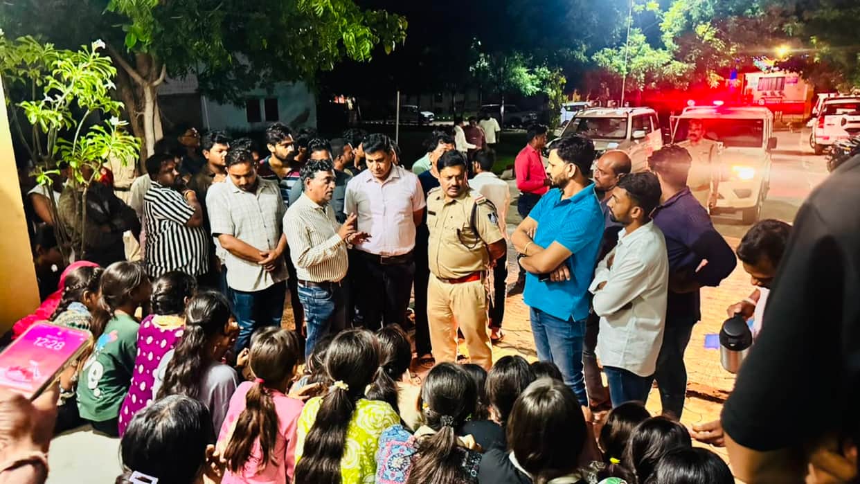 Female students jumped out of the window and set out on foot at midnight