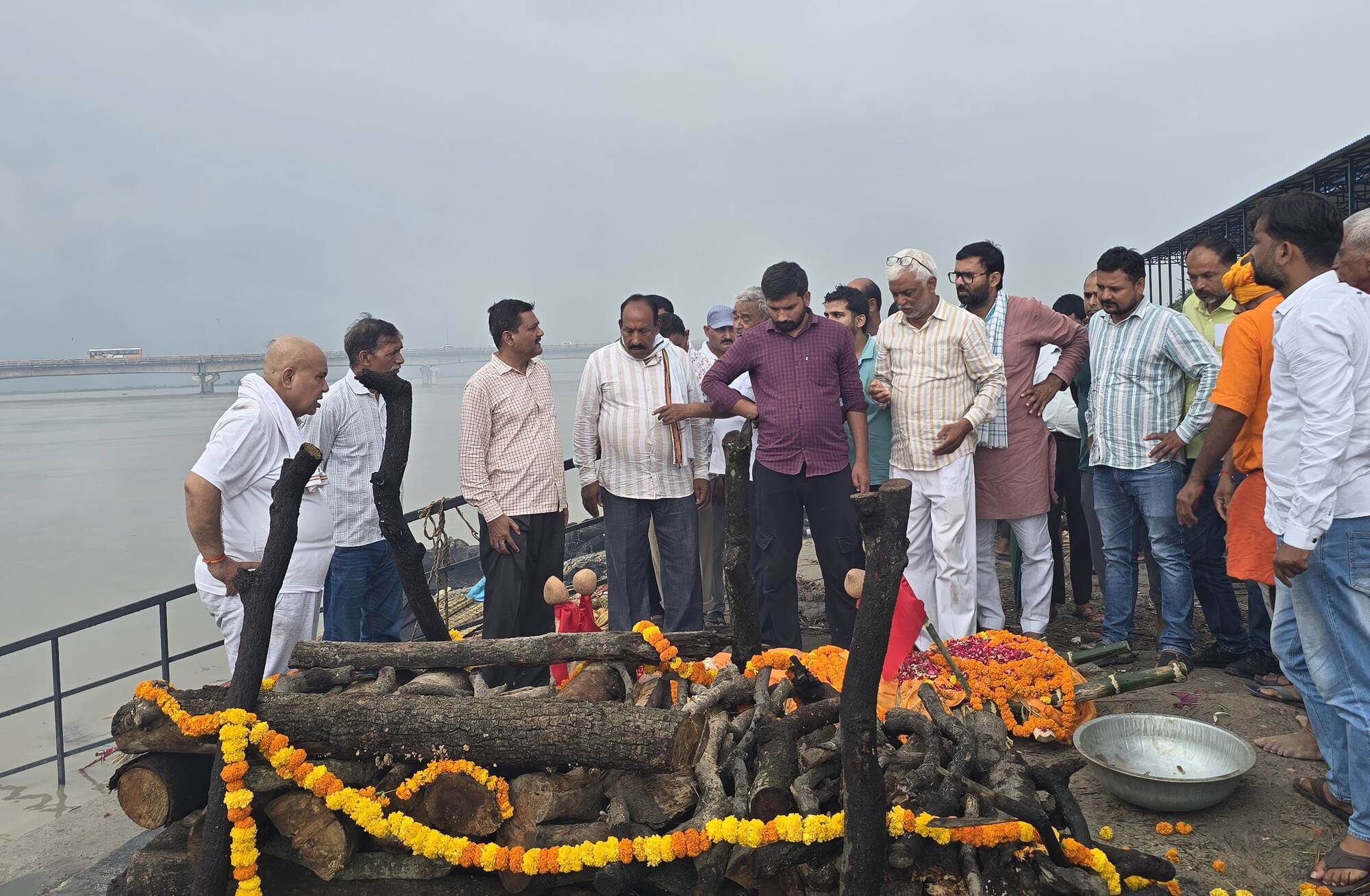 अयोध्या के रामघाट पर मुखाग्नि के पूर्व कर्मकांड करते परिजन व अन्य। स्रोत परिजन