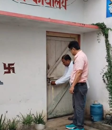 बभनजोत में विद्यालय को सील करते शिक्षा विभाग के अधिकारी। स्रोत: सोशल मीडिया