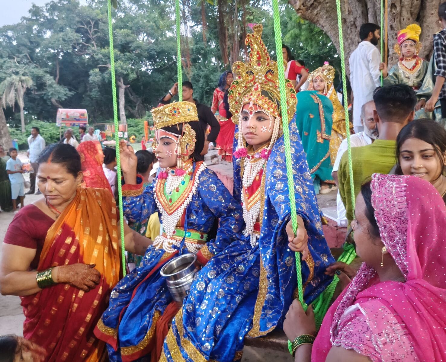 भगवान के स्वरूप को झूला झुलाते श्रद्धालुगण।