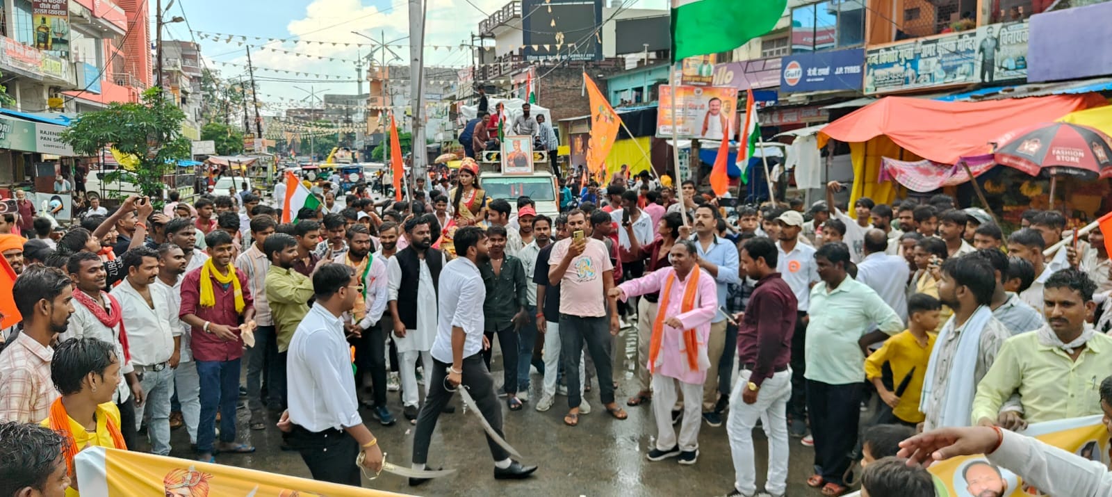 भीमापार से बीएसए ग्राउंड राजपूत लोधी महासभा की ओर से शहर में निकाली गई रथ यात्रा।