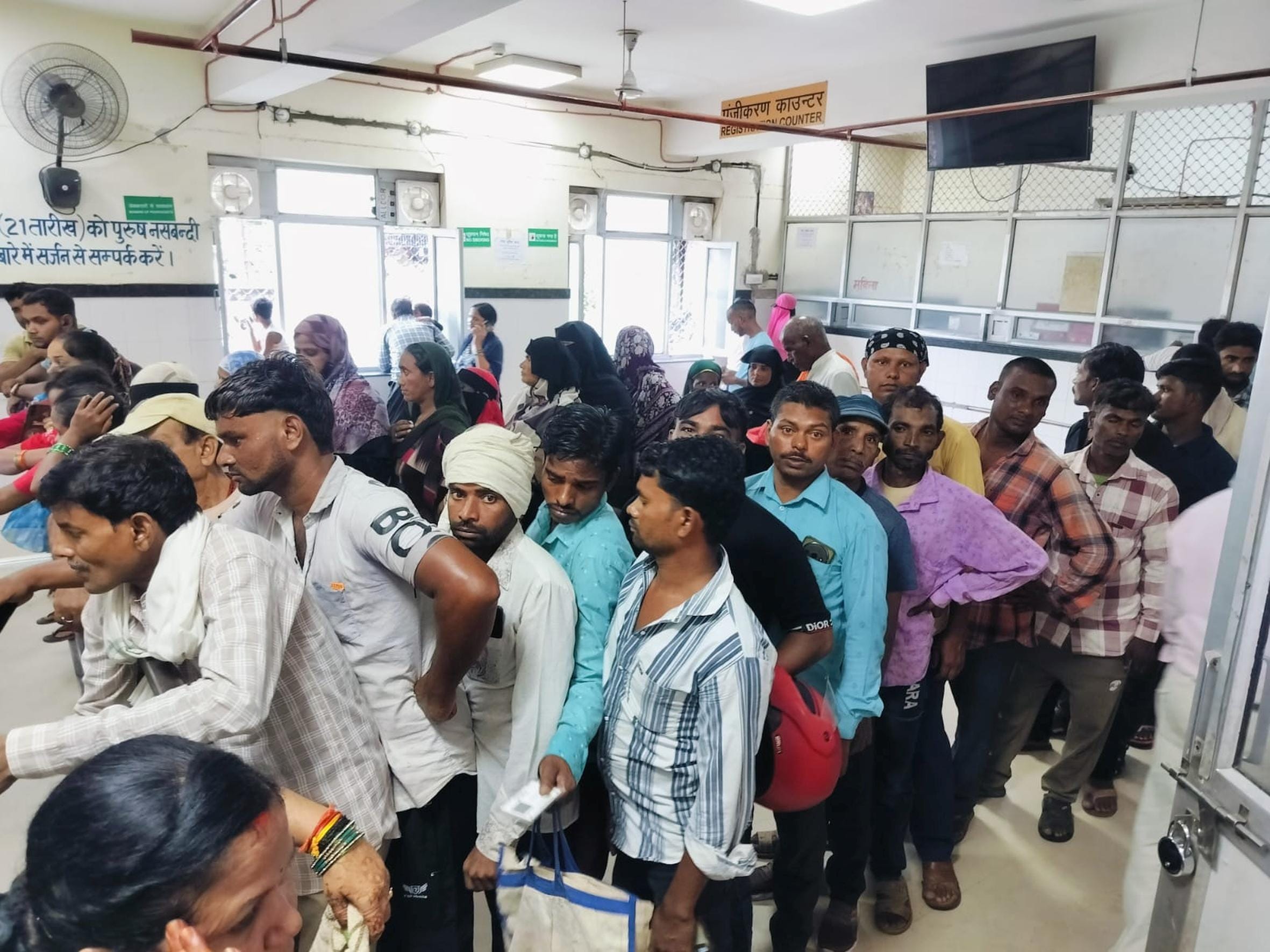 बहराइच मेडिकल कॉलेज में पर्चा बनवाने के लिए लगी लाइन। 