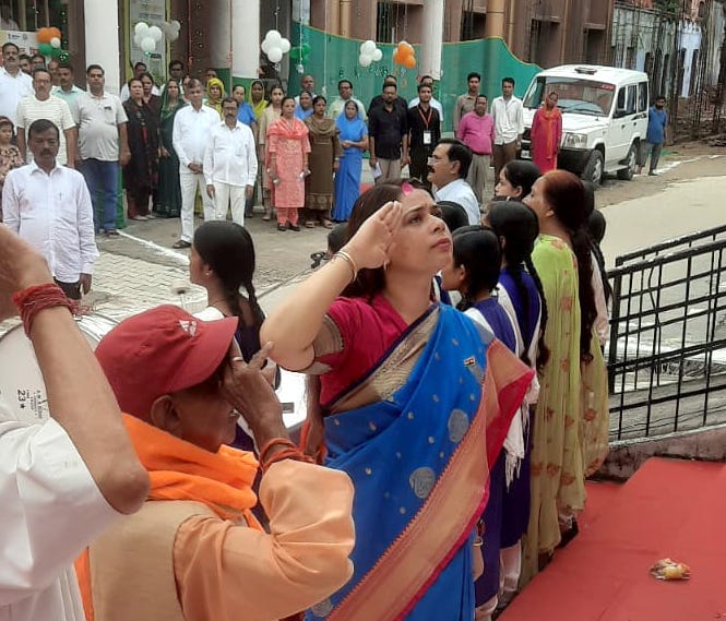 बिजनौर कलक्ट्रेट में स्वतंत्रता दिवस पर ध्वजारोहण के बाद सलामी देती डीएम जसजीत कौर। स्रोत सूचना