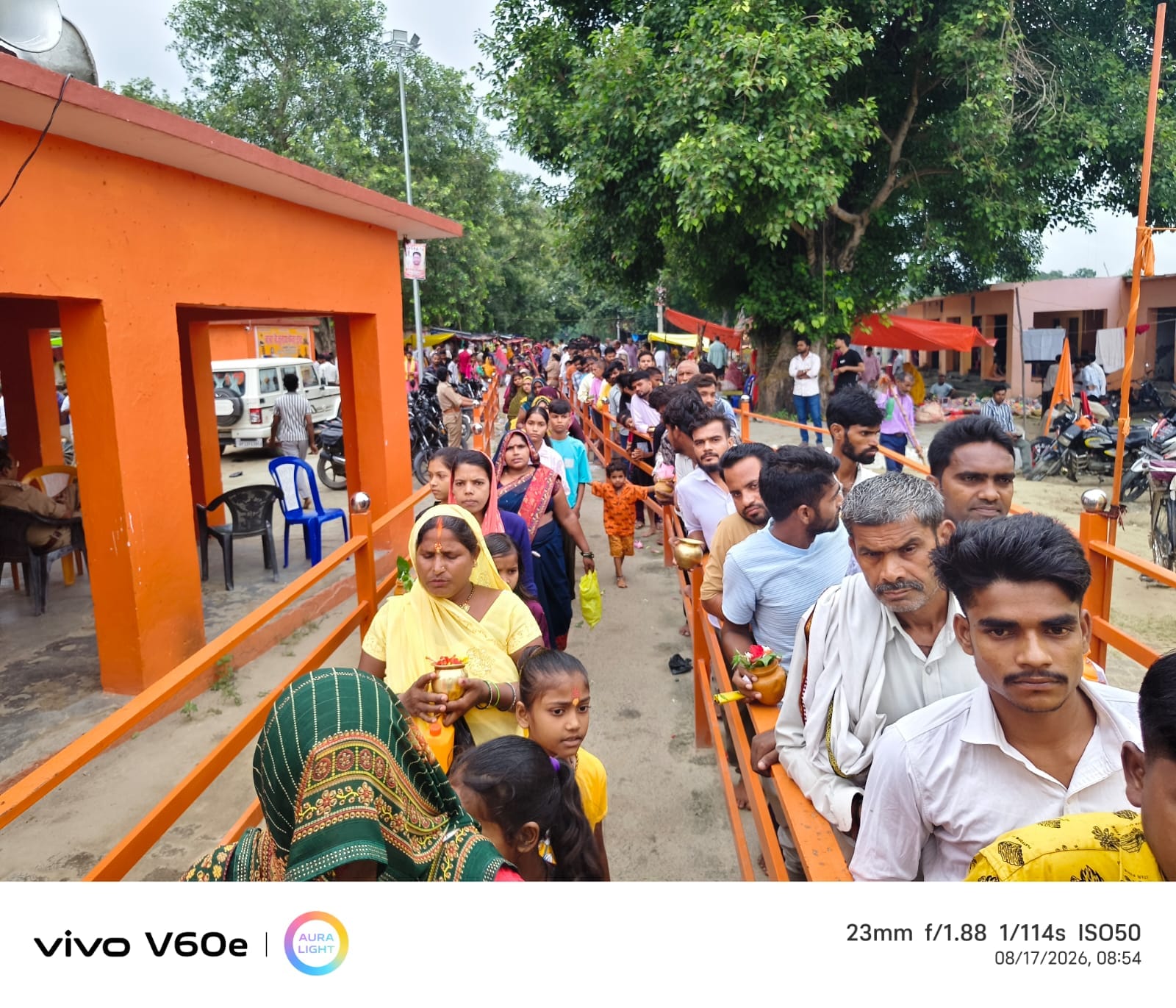 बैजूनाथ मंदिर में जलाभिषेक के लिए लाइन में खड़े श्रद्धालु। संवाद