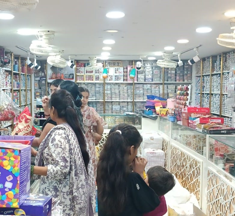 बाजार में खरीदारी करती महिलाएं संवाद