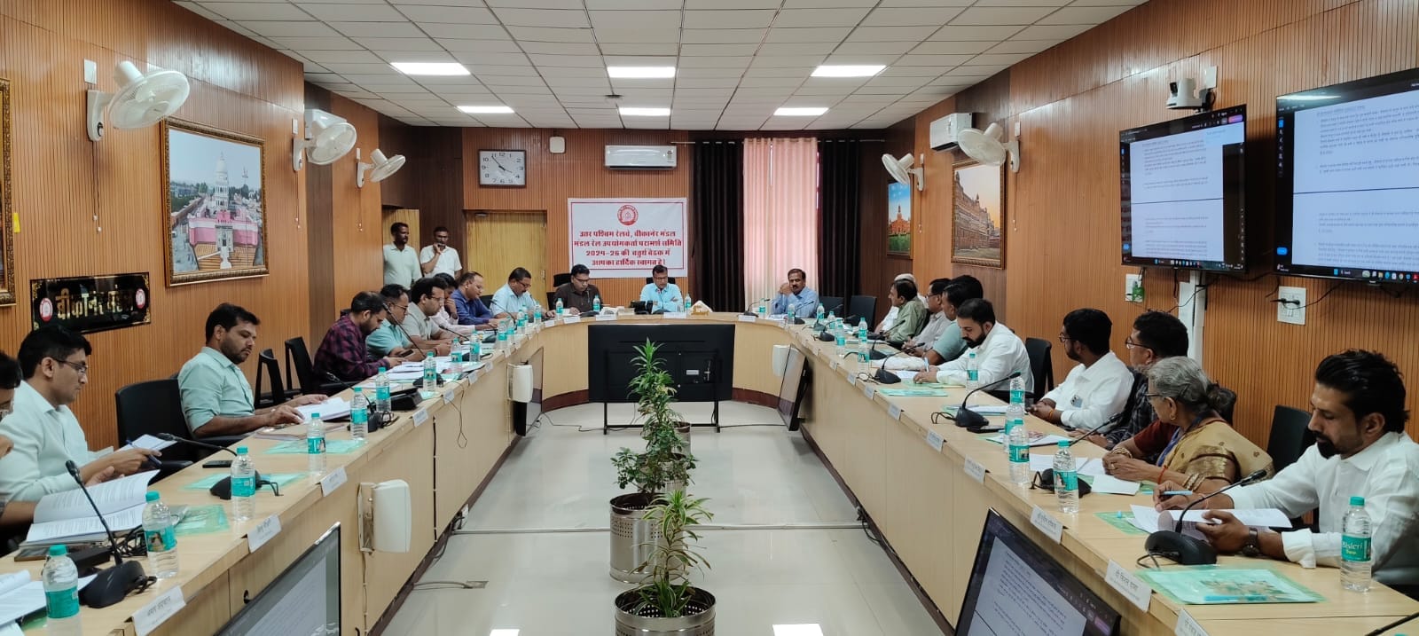 बीकानेर में हुई मंडल रेल उपयोगकर्ता परामर्श समिति की प्रस्तावित बैठक भाग लेते रेल यात्री एसोसिए