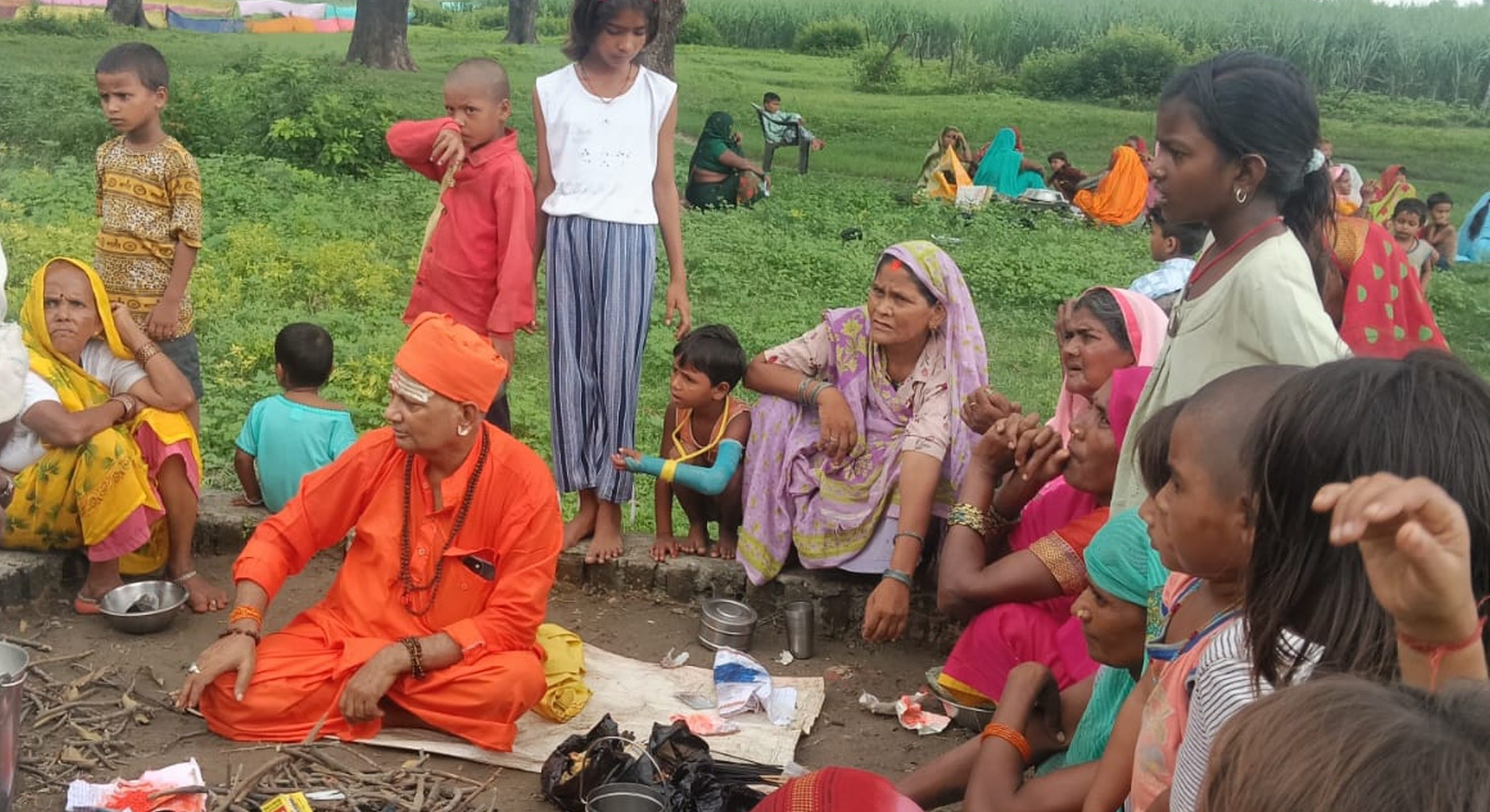 बलरामपुर के ग्राम पंचायत खैरा में पूजा अर्चना करते श्रद्धालु।