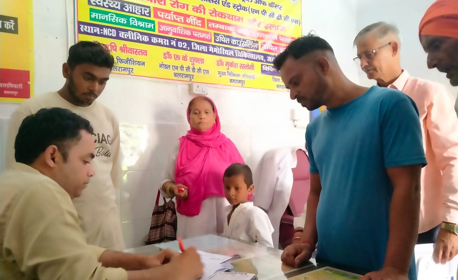 बलरामपुर के जिला मेमोरियल अस्पताल में इलाज करते चिकित्सक ।