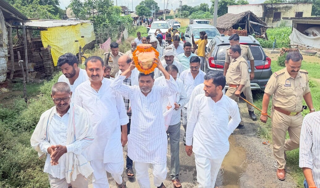 बलरामपुर के उतरौला में निकाली गई कलश यात्रा में शामिल श्रद्धालु ।