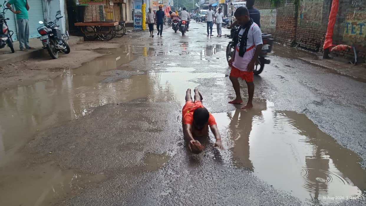 The clouds poured down heavily, and the water level of the Ganges also rose.