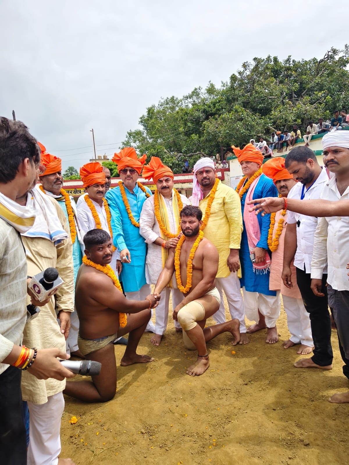 बरहज के गौरा काली मंदिर स्थित प्राथमिक विद्यालय में आयोजित कुश्ती प्रतियोगिता में पहलवानों से 