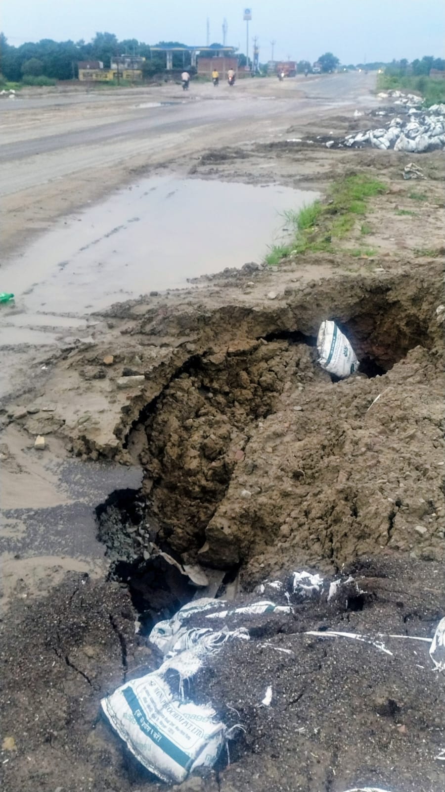 बारिश के चलते बैरिया-मांझी मार्ग पर धंसा ग्रीनफील्ड एक्सप्रेस वे।संवाद