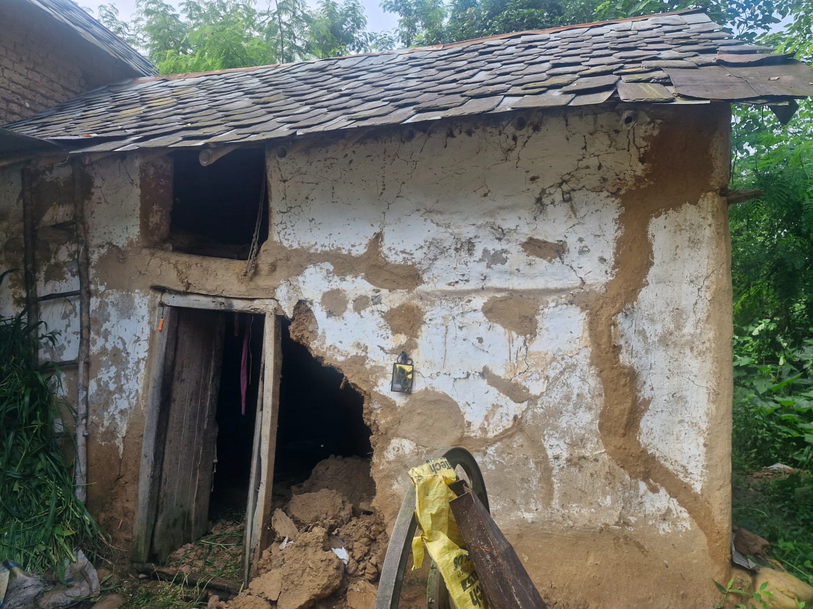 बारिश से गोशाला का हिस्सा गिरा। स्रोत : जागरूक पाठक