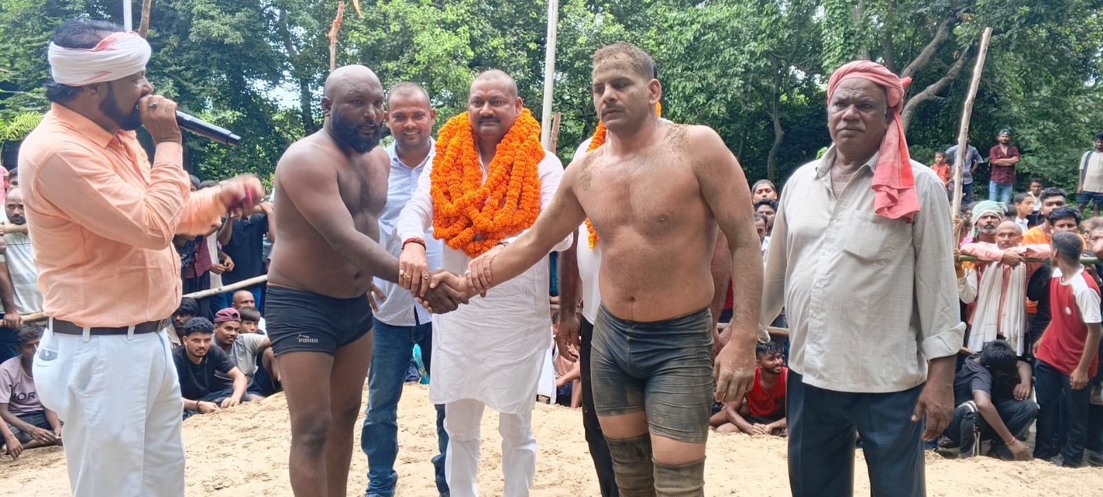 बरियारपुर नगर पंचायत मे हुआ दंगल का आयोजन