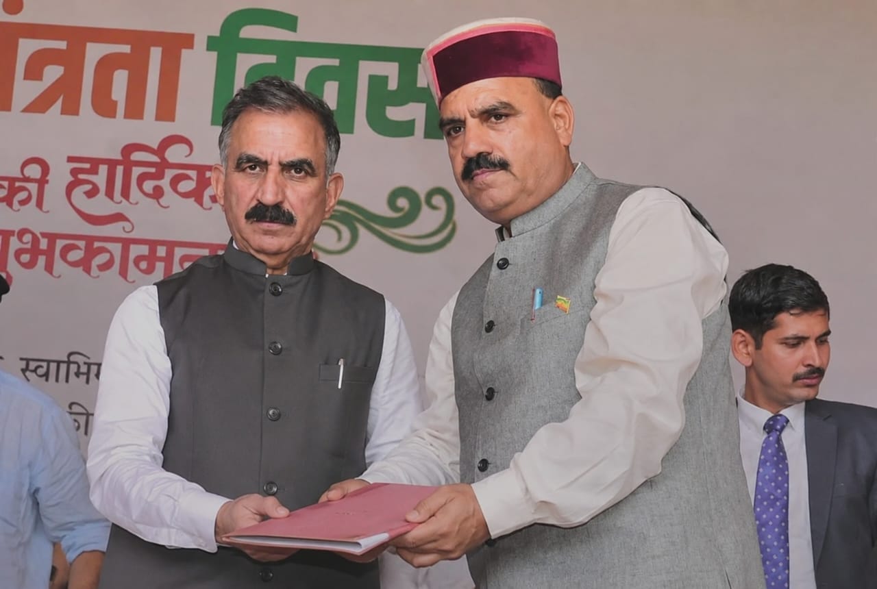 बड़सर विधायक इंद्रदत्त लखनपाल मुख्यमंत्री सुखविंद्र सिंह सुक्खू को मांग  पत्र सौंपते हुए। स्रोत