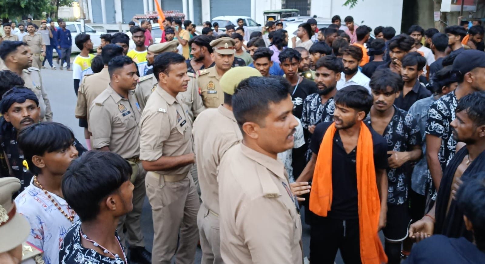 Kanwariyas enraged by the colony guard's rude behavior; blocked the road.