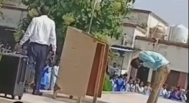 Chandauli News: स्वतंत्रता दिवस के मंच पर छात्र से उठक-बैठक कराई, वीडियो वायरल