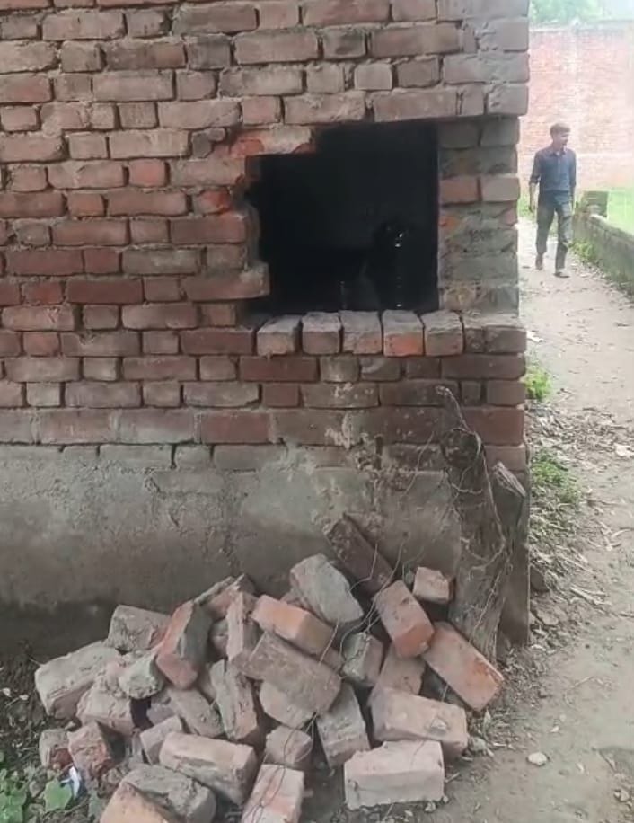  चाेरों द्वारा काटी गई सेंध। संवाद