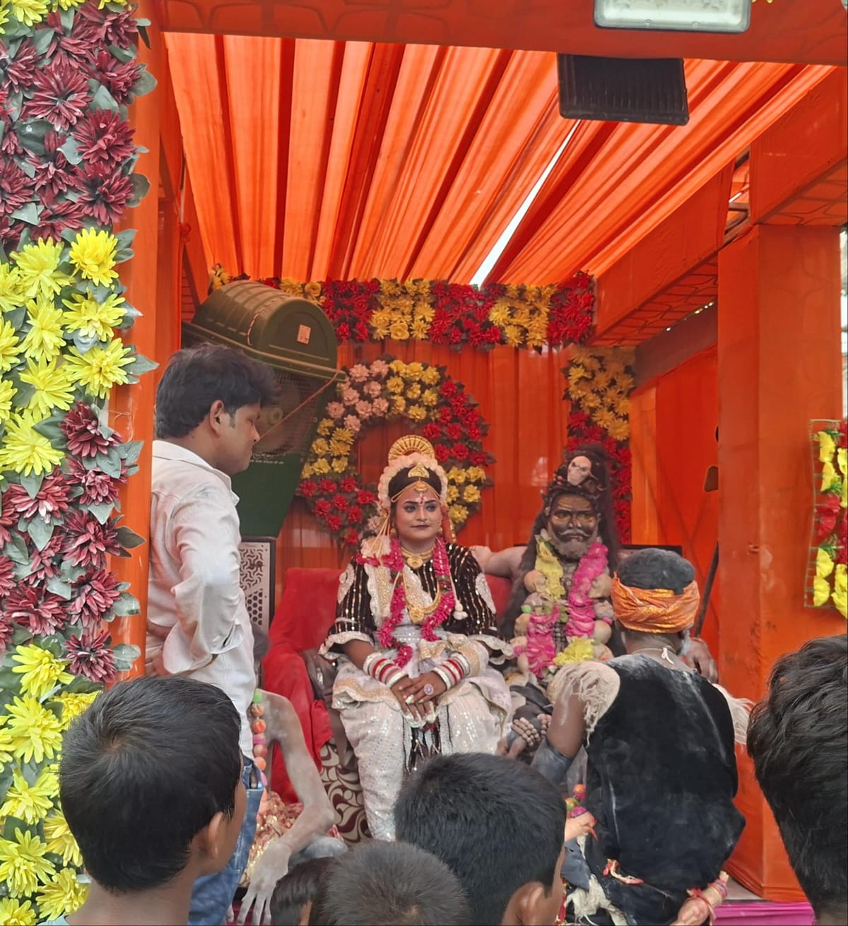 Mau News: शिव पार्वती की निकली भव्य झांकी, अबीर-गुलाल उड़ाते हुए थिरकते रहे युवा