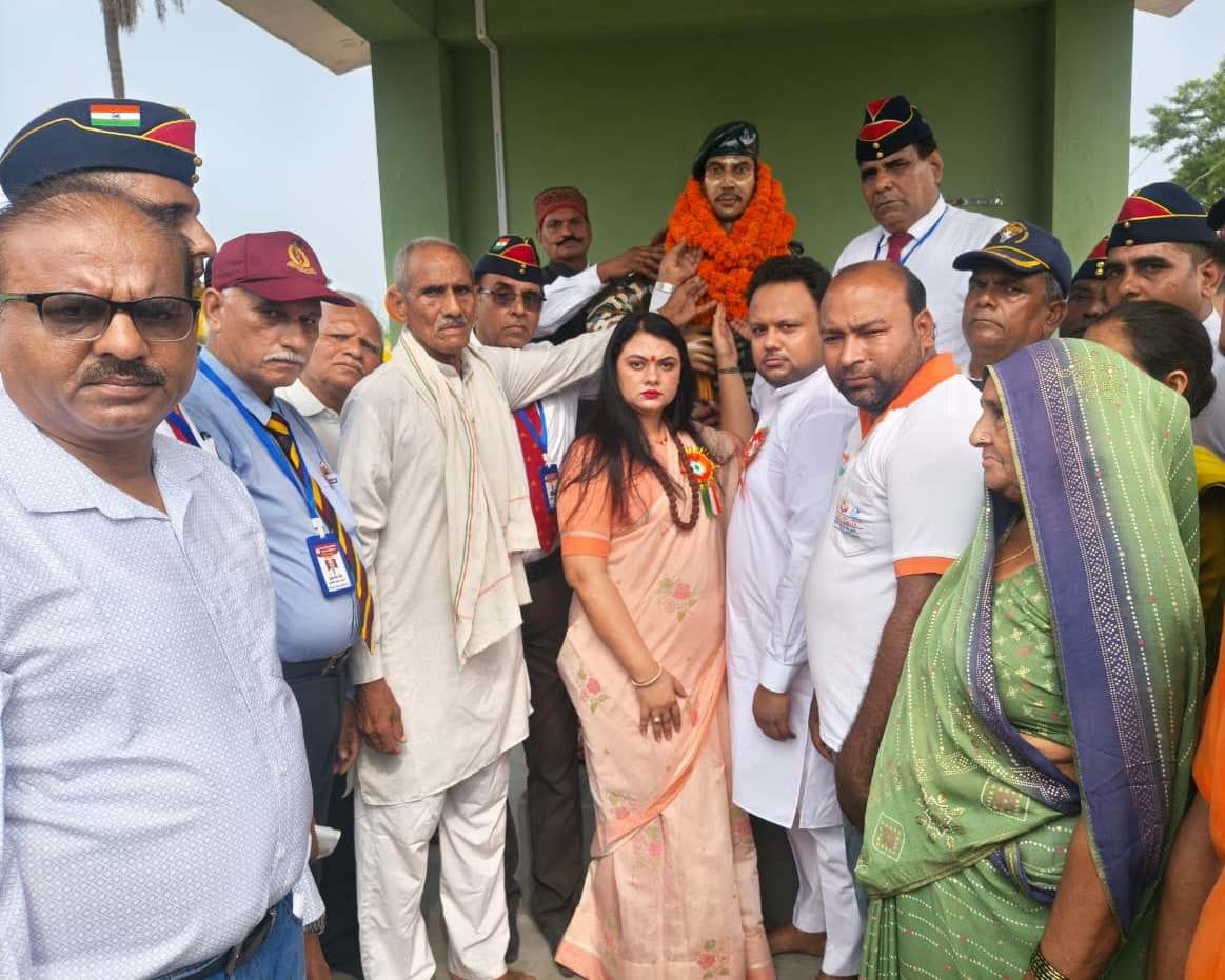 चांदपुर क्षेत्र के गांव रूकनपुर में शहीद शिवम की प्रतिमा पर माल्यार्पण करते