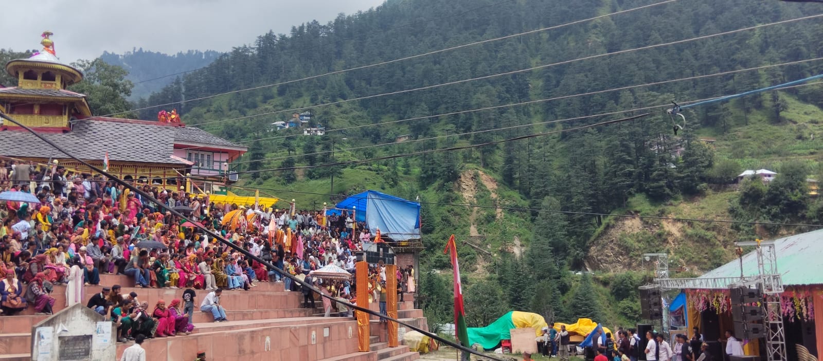छतरी में आयोजित मेले में शिरकत करते देवी देवता व लोग। स्त्रोत :जागरूक पाठक