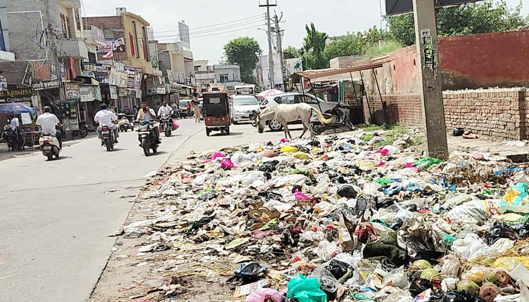Disturbed by the stench rising from the garbage, the traders' association appealed to the SDM