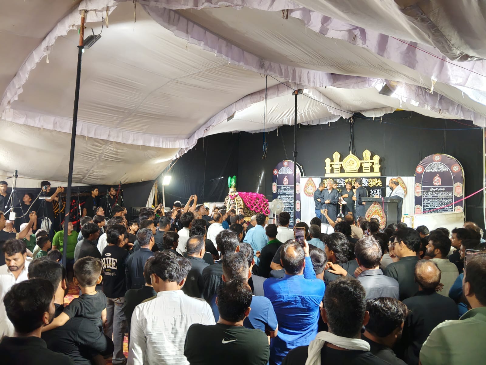 डुमरियागंज क्षेत्र के कस्बा हल्लौर में आयोजित शब्बेदारी में नौहां-मातम करते अकीदतमंद। स्रोत विज
