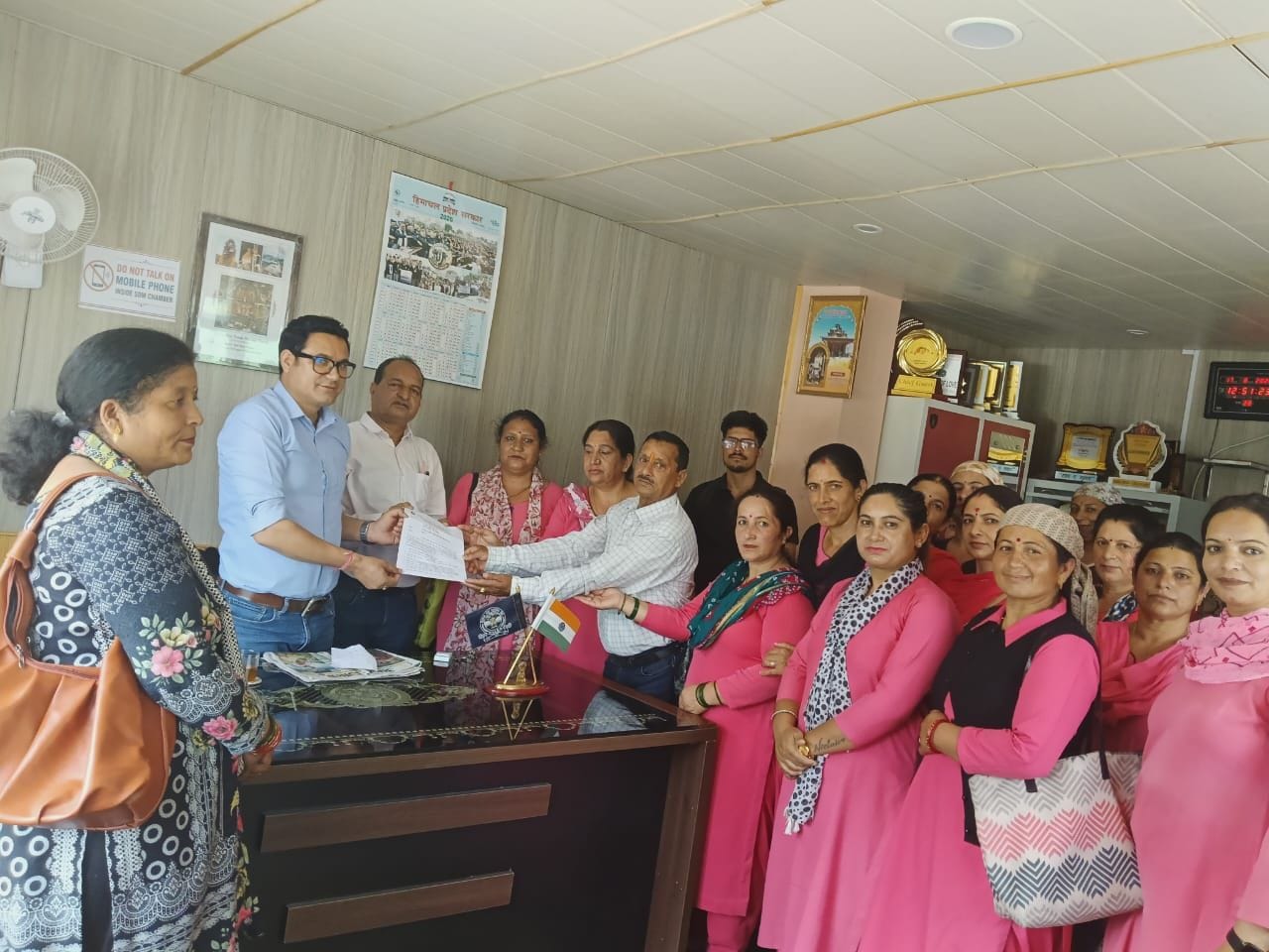 एसडीएम जुब्बल गुरमीत नेगी के माध्यम से प्रधानमंत्री को ज्ञापन भेजते भारतीय मजदूर संघ(बीएमएस) के
