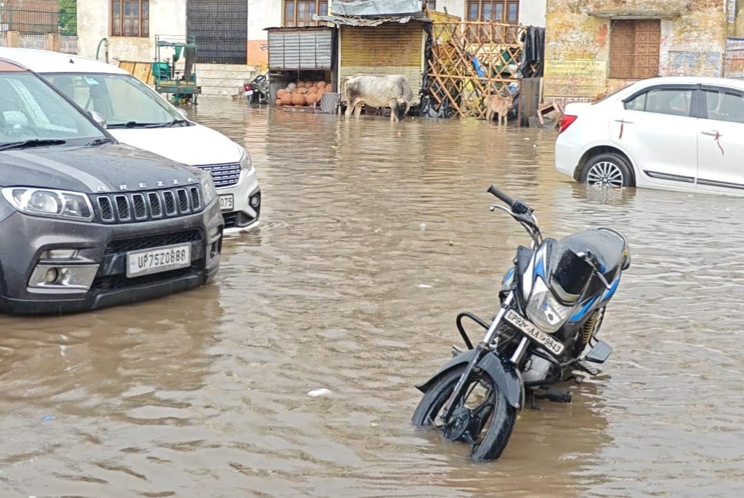 फोटो - 10 कोंच में बारिश के बाद बाइक तक सड़क पर भरा पानी। संवाद