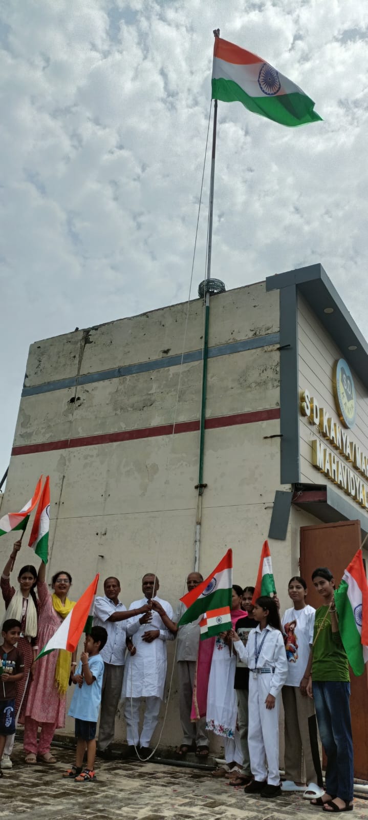 फोटो 11 नरवाना। ध्वजारोहण करते हुए प्रबंधन समिति। स्रोत संस्थान।